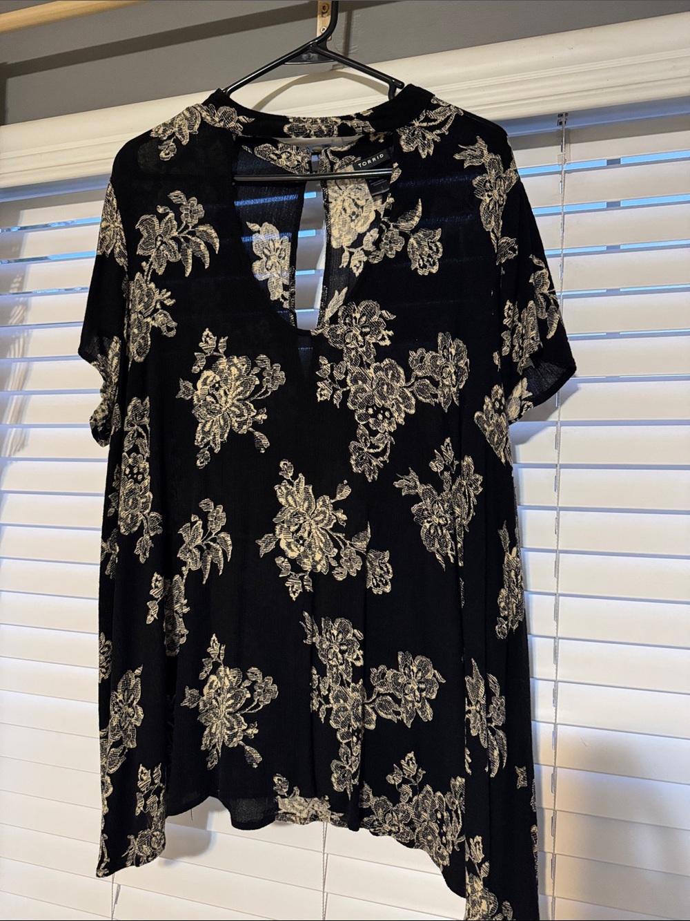 Black Floral Keyhole Short Sleeve Top